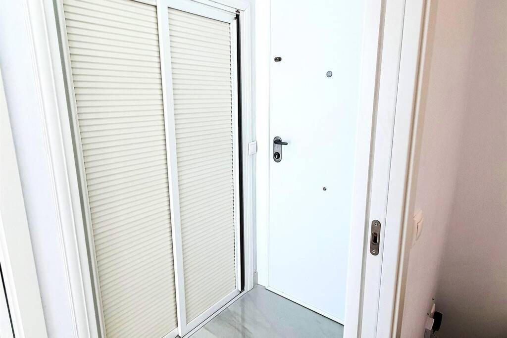 Skol 521. Fantastic Studio On The Beachfront For Holiday Rental. Marbella Eksteriør bilde