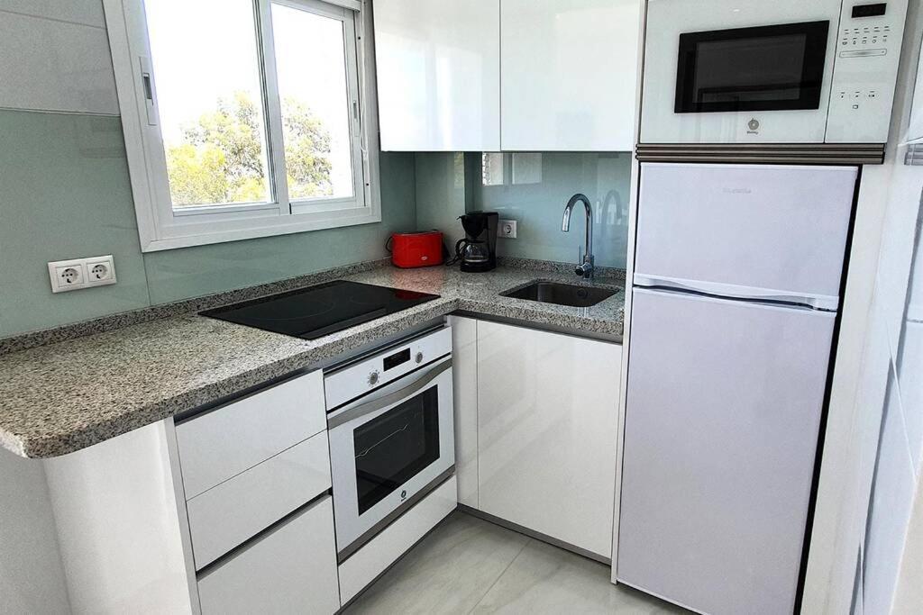 Skol 521. Fantastic Studio On The Beachfront For Holiday Rental. Marbella Eksteriør bilde