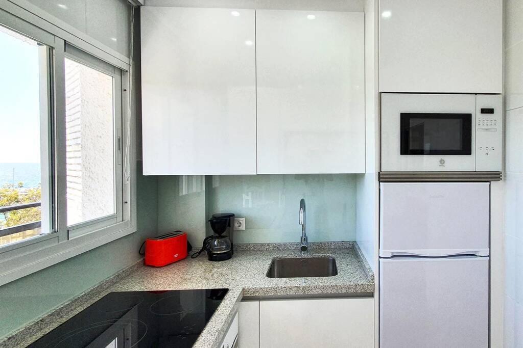 Skol 521. Fantastic Studio On The Beachfront For Holiday Rental. Marbella Eksteriør bilde